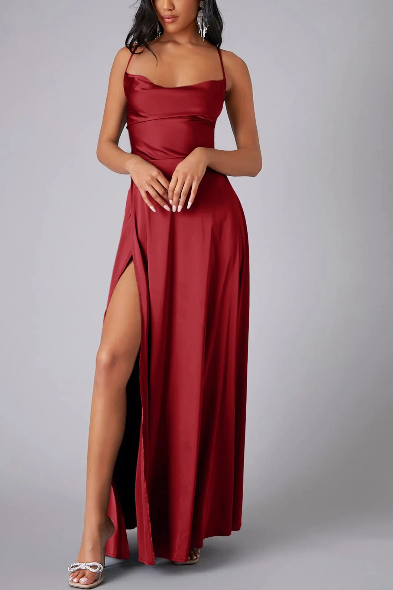 Sukienka SatinGlow z Dekoltem Wodą, Odkrytymi Plecami i Rozcięciem - Image 15